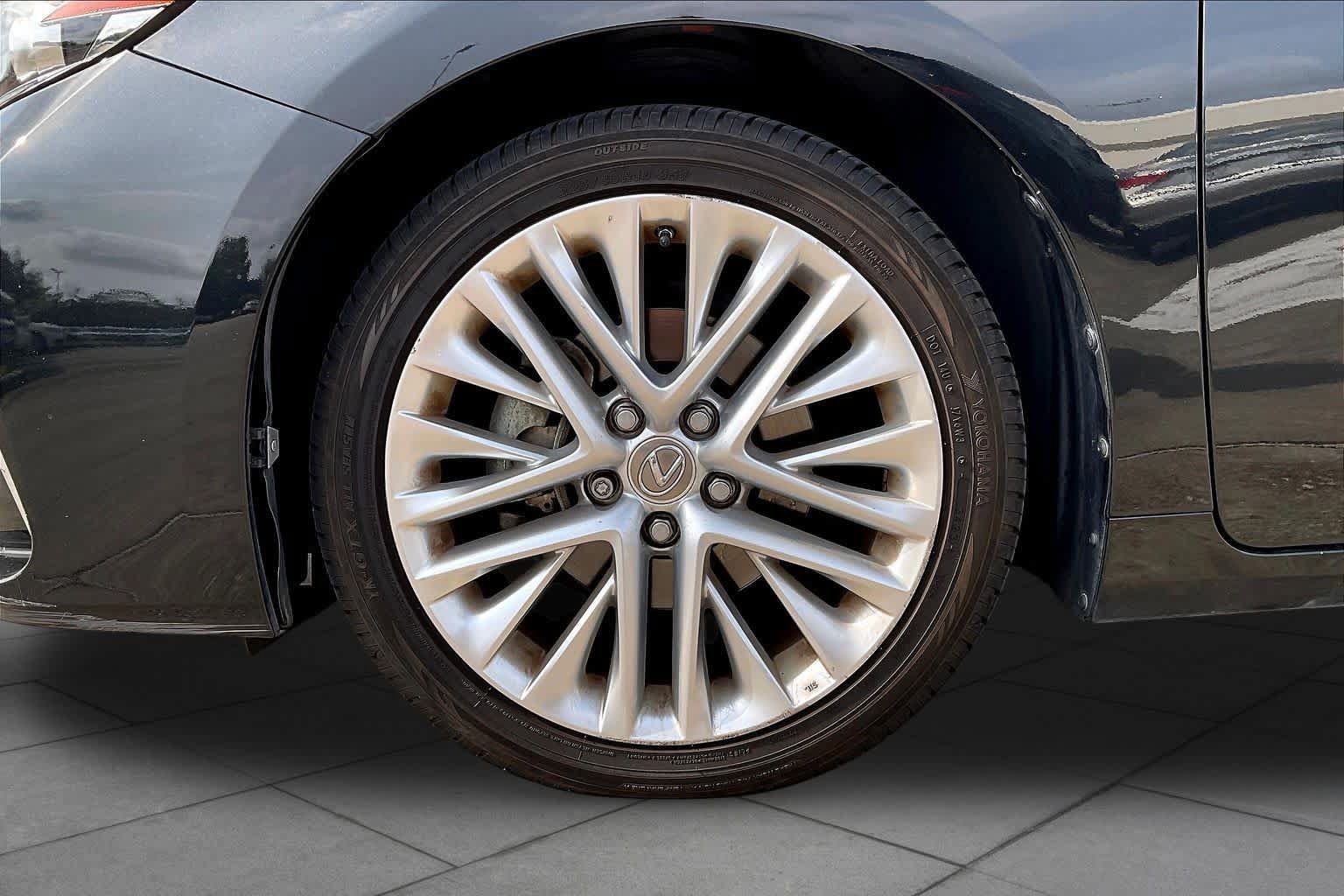 Used 2016 Lexus ES 350 w/ Ultra Luxury Package FWD image 9
