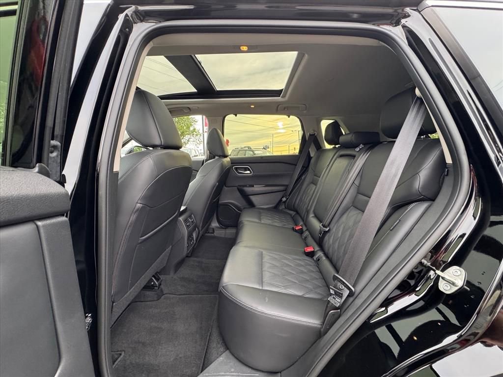 Certified 2025 Nissan Rogue Platinum w/ Platinum Premium Package image 12