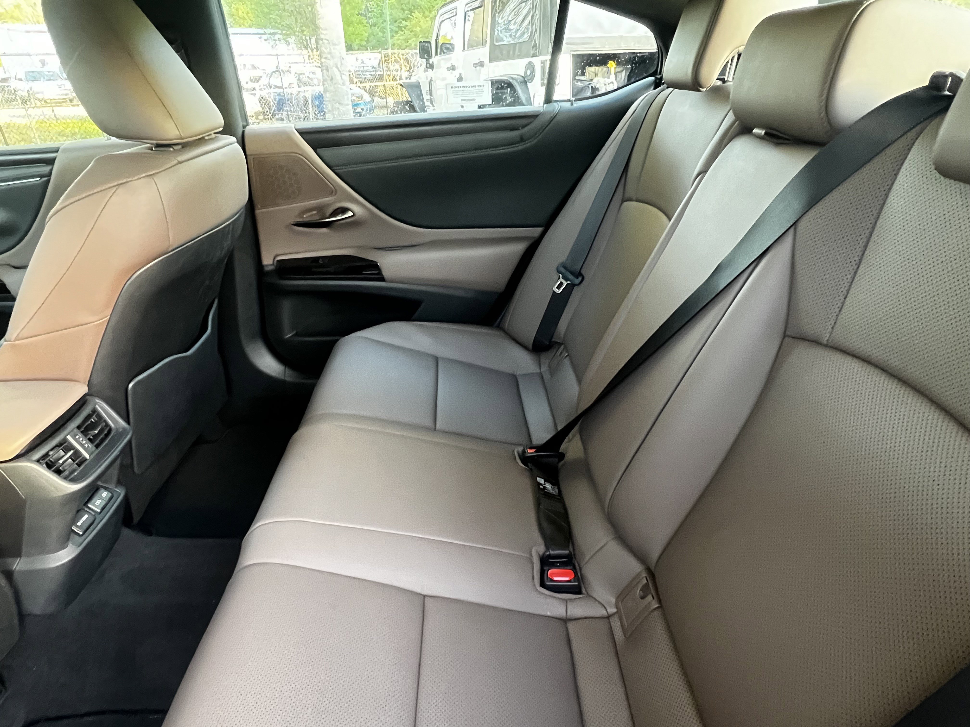 Used 2025 Lexus ES 300h w/ Premium Package image 31