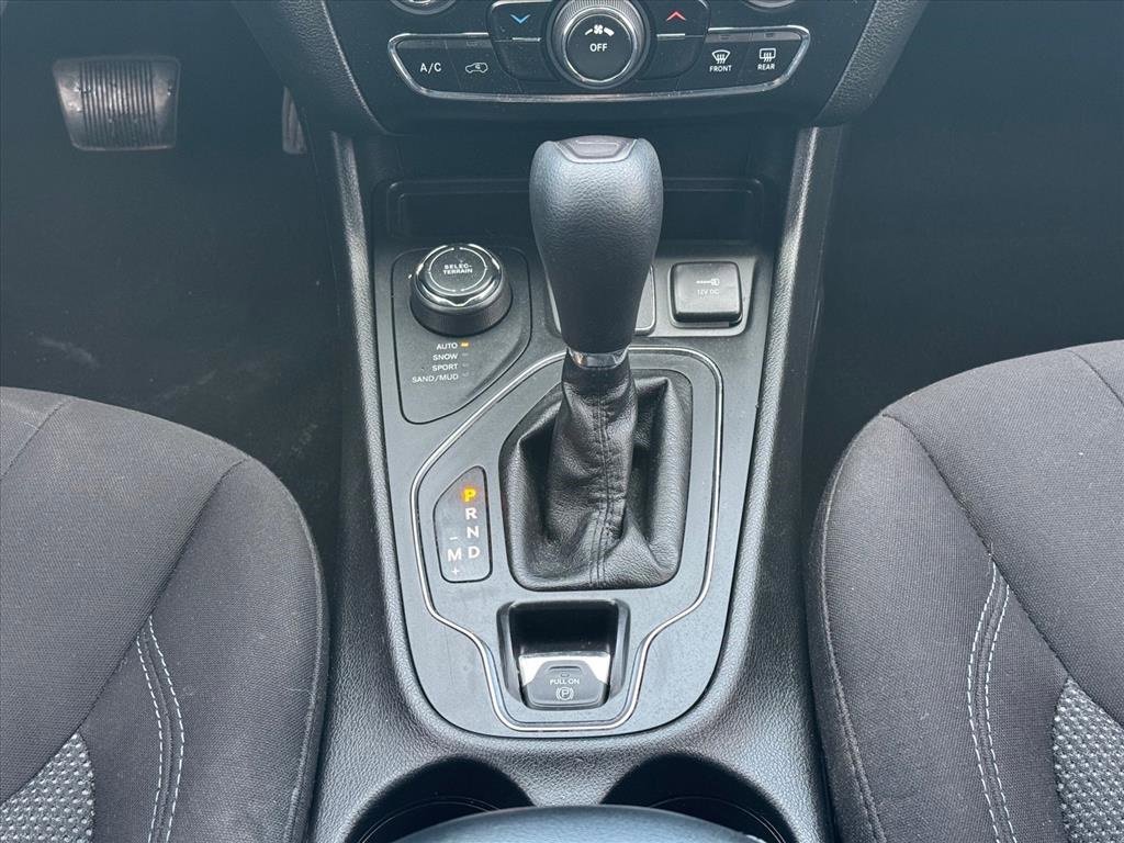 Used 2019 Jeep Cherokee Latitude w/ Cold Weather Group image 17