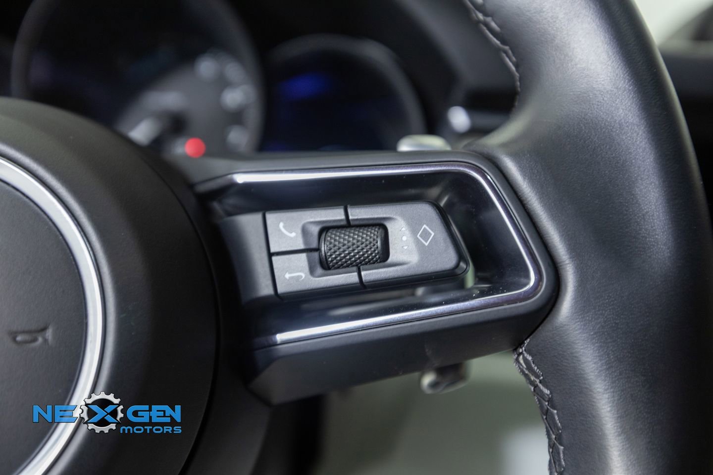 Used 2024 Porsche Macan AWD/4WD image 17