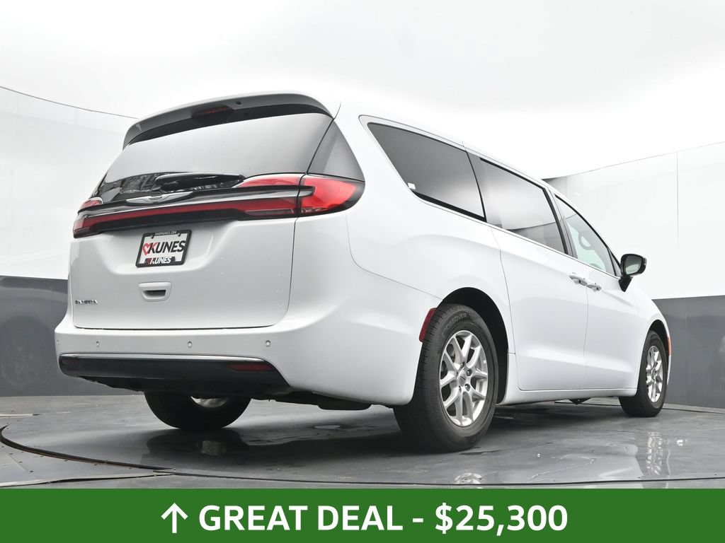 Used 2025 Chrysler Pacifica Select FWD image 42