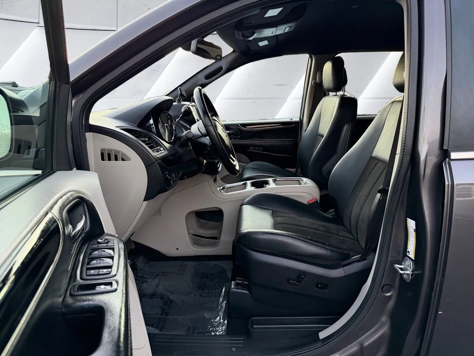 Used 2020 Dodge Grand Caravan SXT image 9