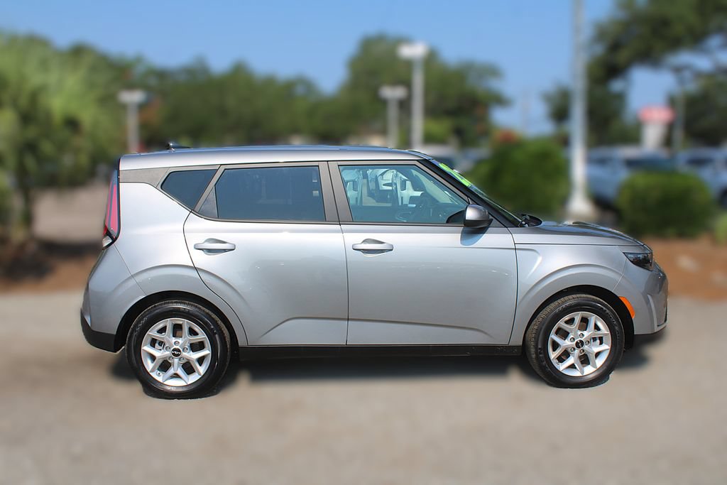 Certified 2025 Kia Soul LX w/ LX Technology Package FWD image 5