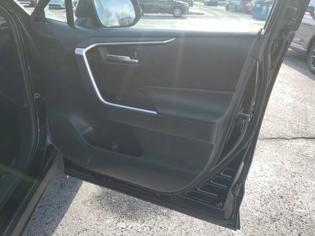 Used 2021 Toyota RAV4 XLE image 31