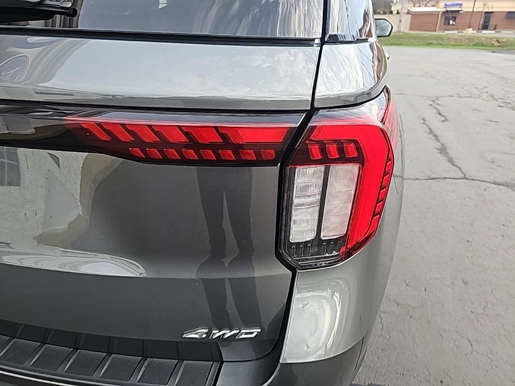 Used 2025 Ford Explorer Active AWD/4WD image 6