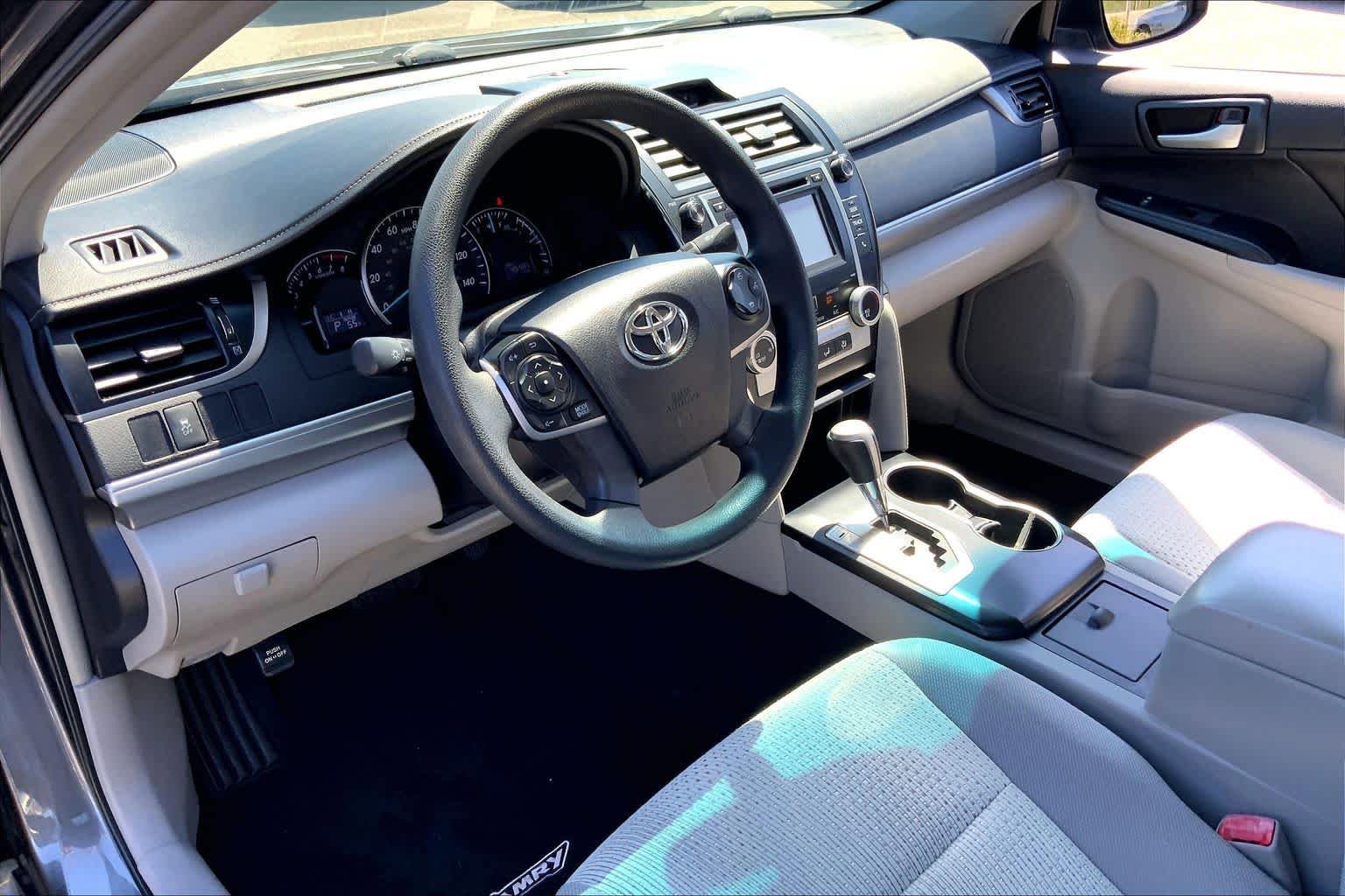 Used 2014 Toyota Camry LE FWD image 16