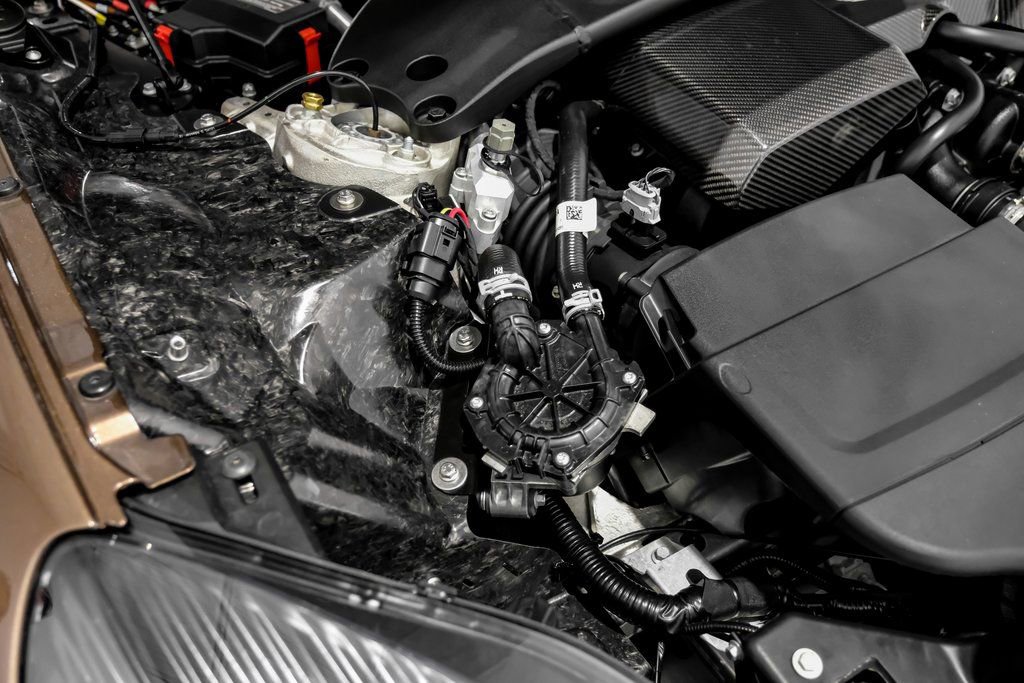 Used 2025 Aston Martin Vanquish RWD image 40