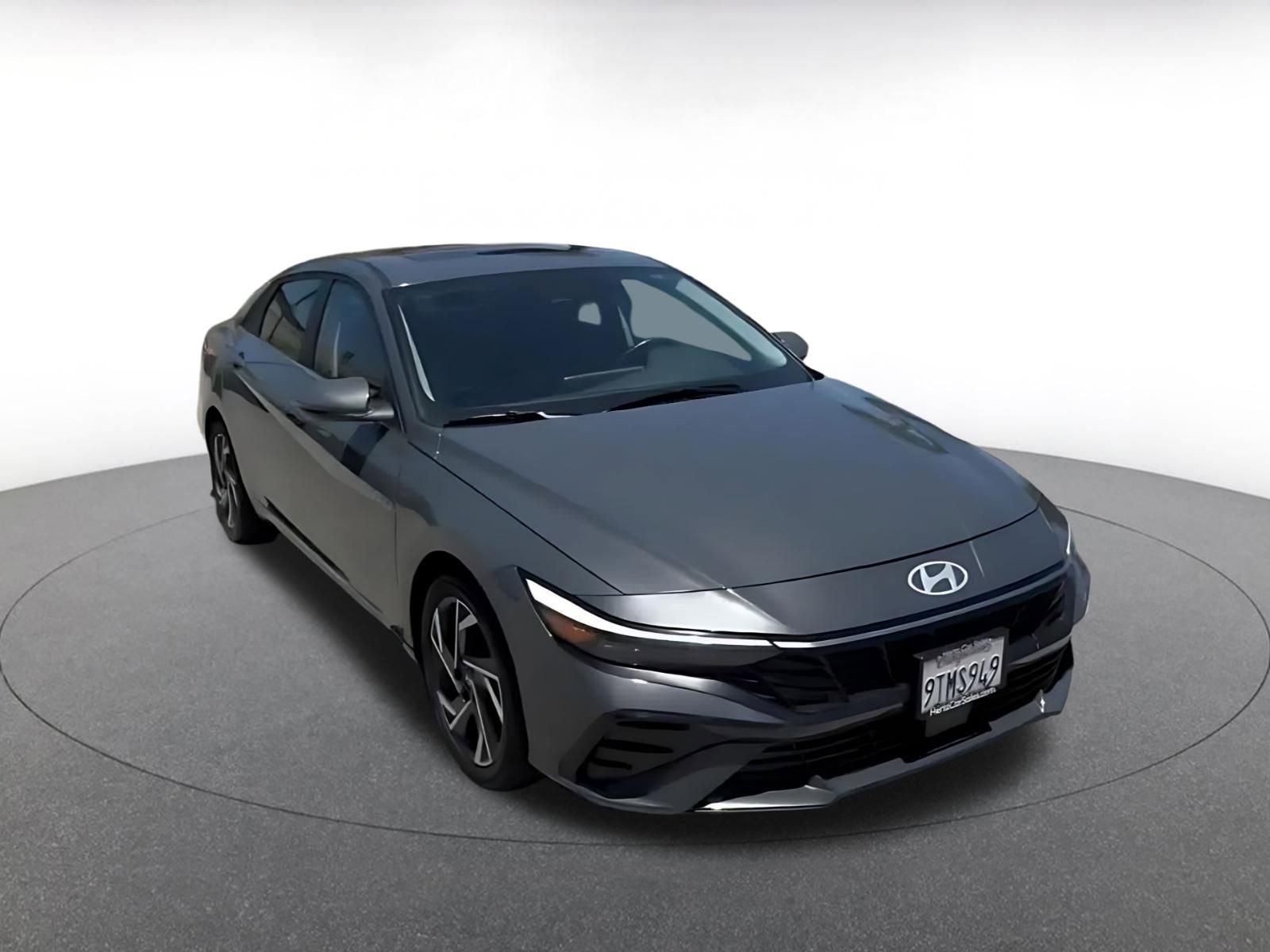 Used 2025 Hyundai Elantra Limited FWD image 3