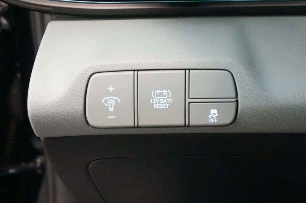 Certified 2025 Hyundai Elantra Limited FWD image 56