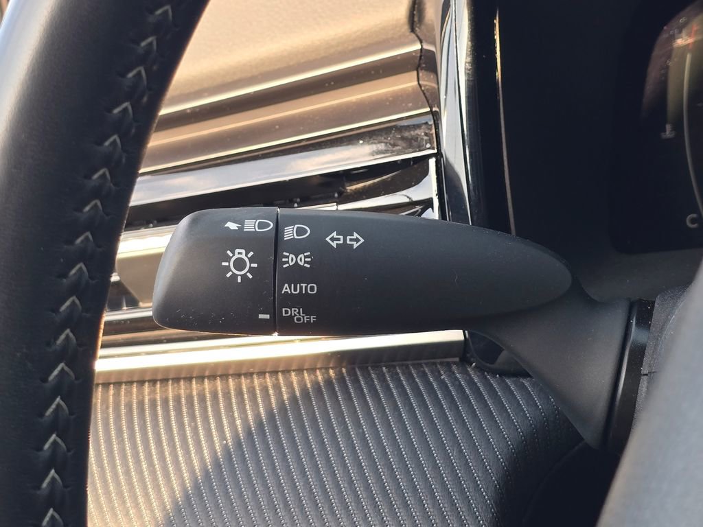 Used 2025 Toyota Camry SE w/ Convenience Package image 25