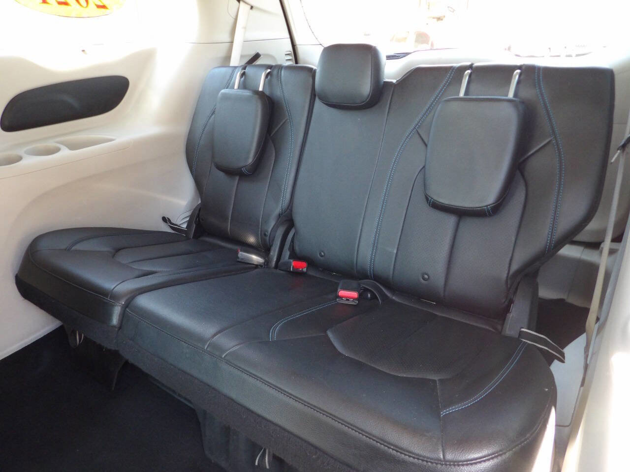 Used 2021 Chrysler Pacifica Touring-L FWD image 11
