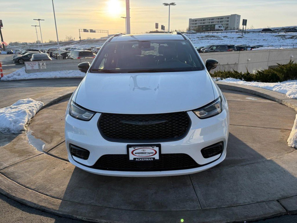 Used 2025 Chrysler Pacifica Limited image 11