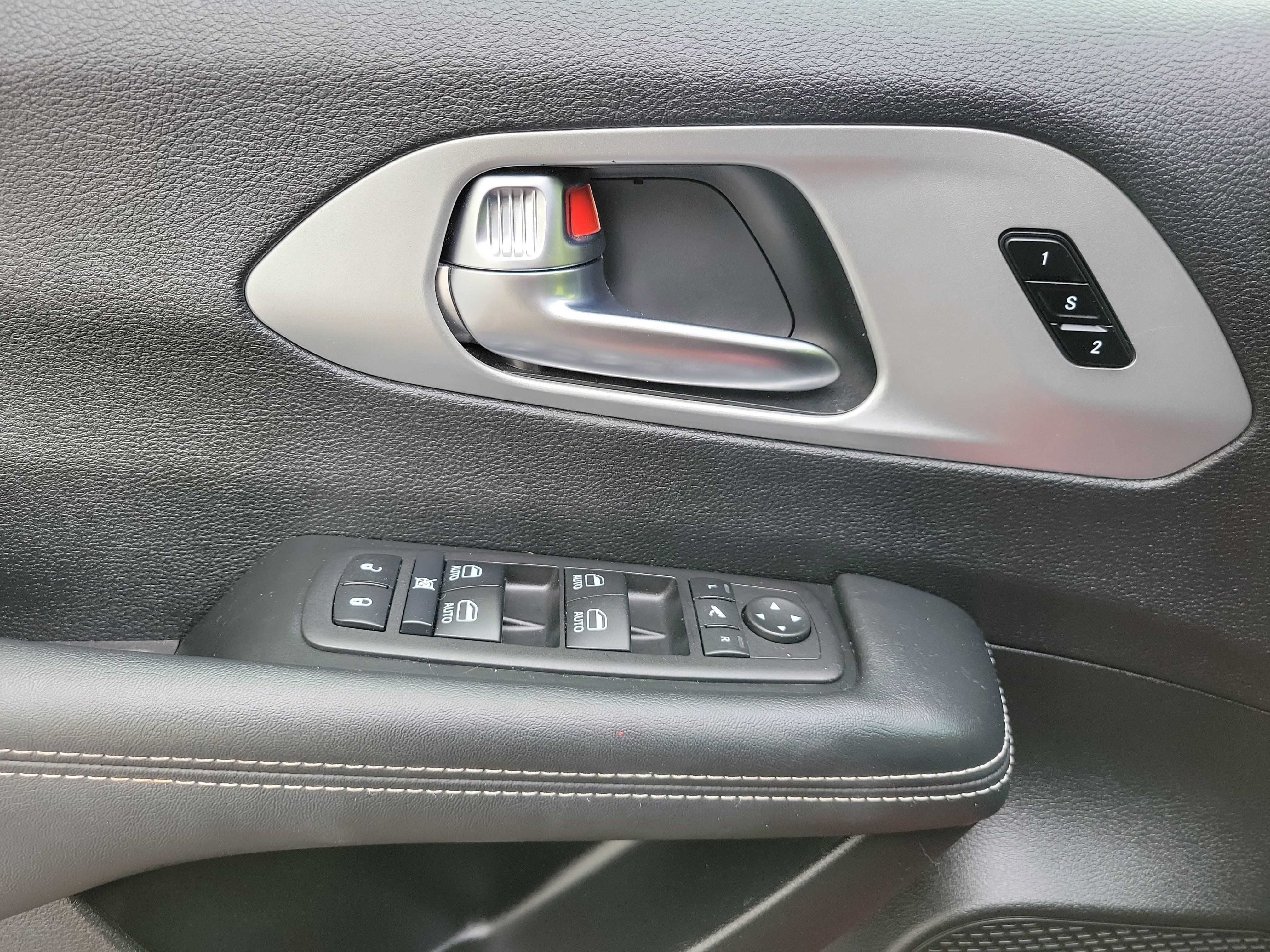 Used 2025 Chrysler Pacifica Limited image 25