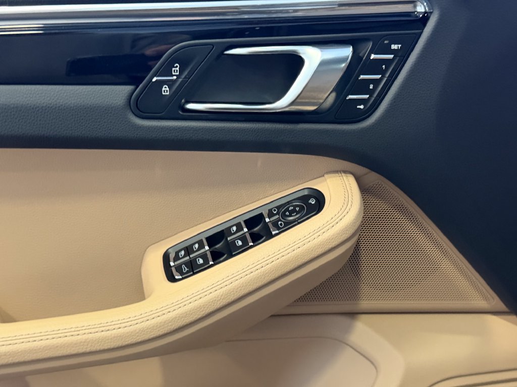 Certified 2024 Porsche Macan AWD/4WD image 14