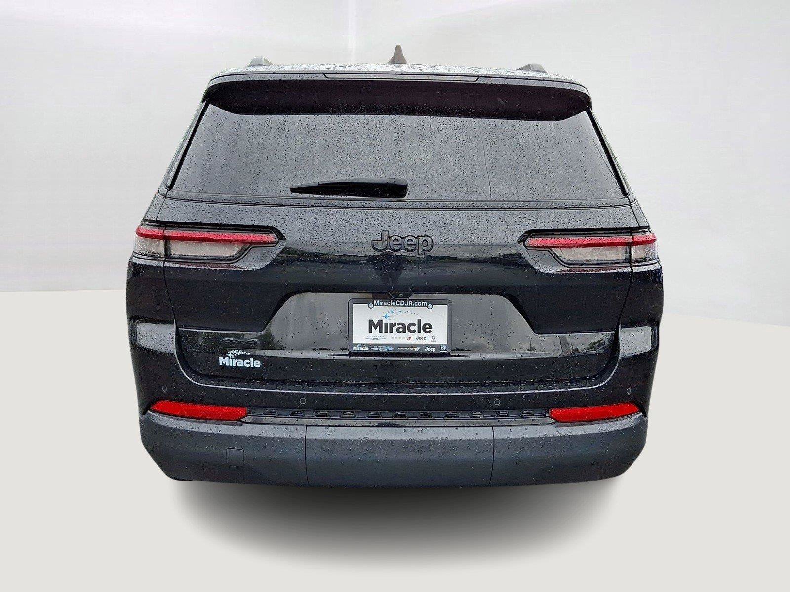 Used 2023 Jeep Grand Cherokee L Altitude AWD/4WD image 5