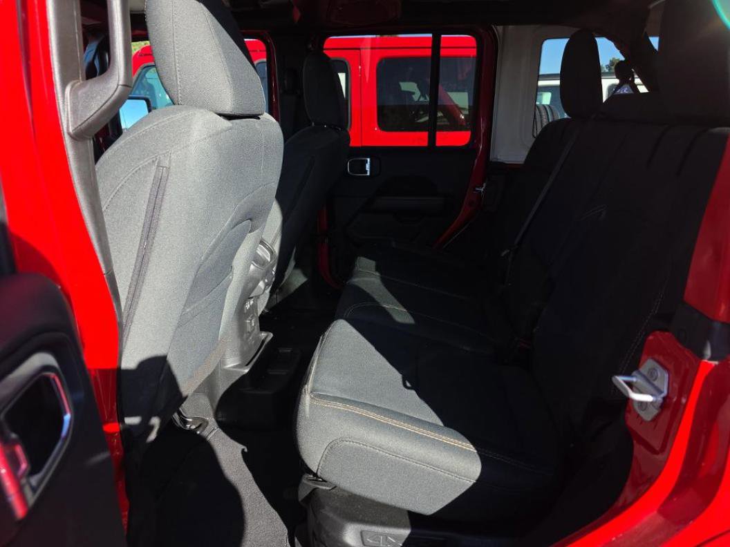 Used 2025 Jeep Wrangler Unlimited Sahara image 13