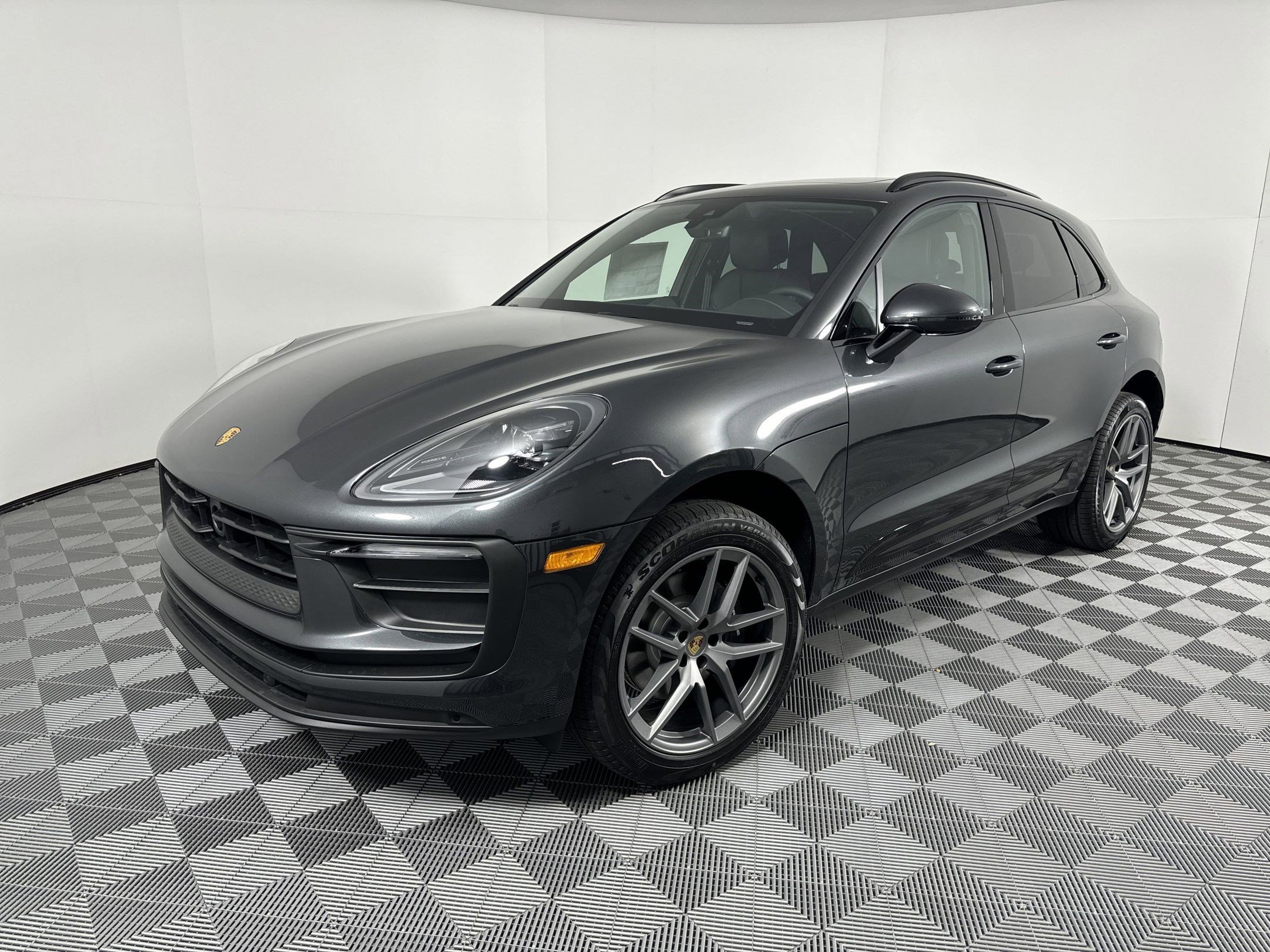 Certified 2025 Porsche Macan image 1