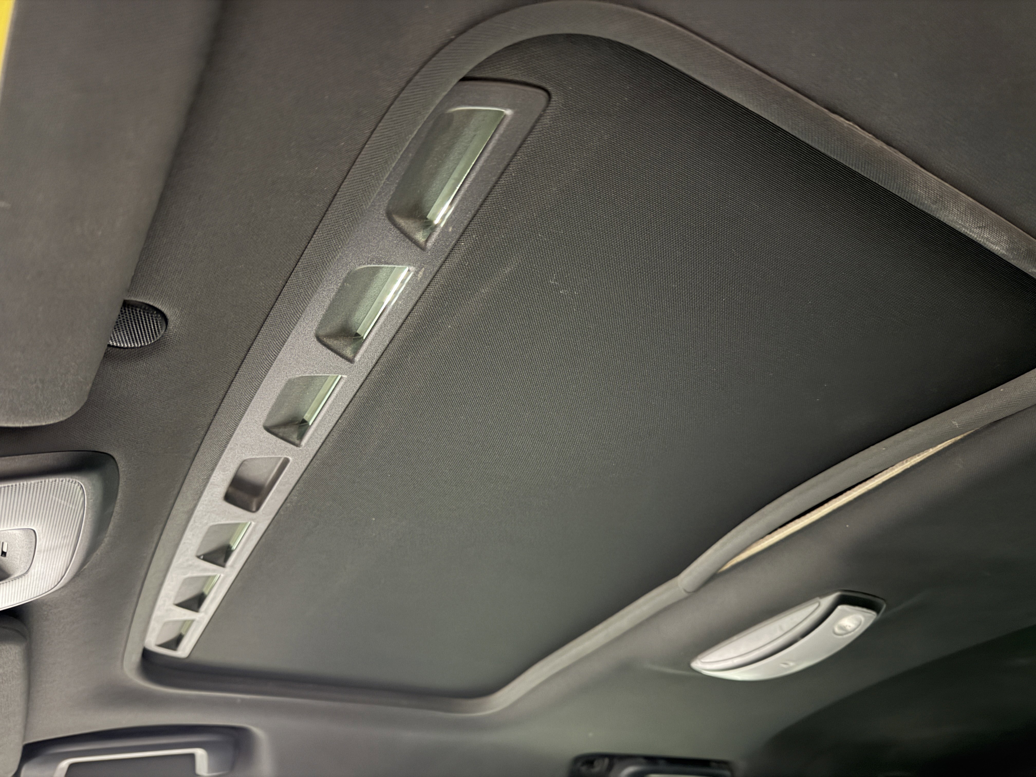 Used 2017 Volvo V60 T6 R-Design Platinum w/ Climate Package image 7