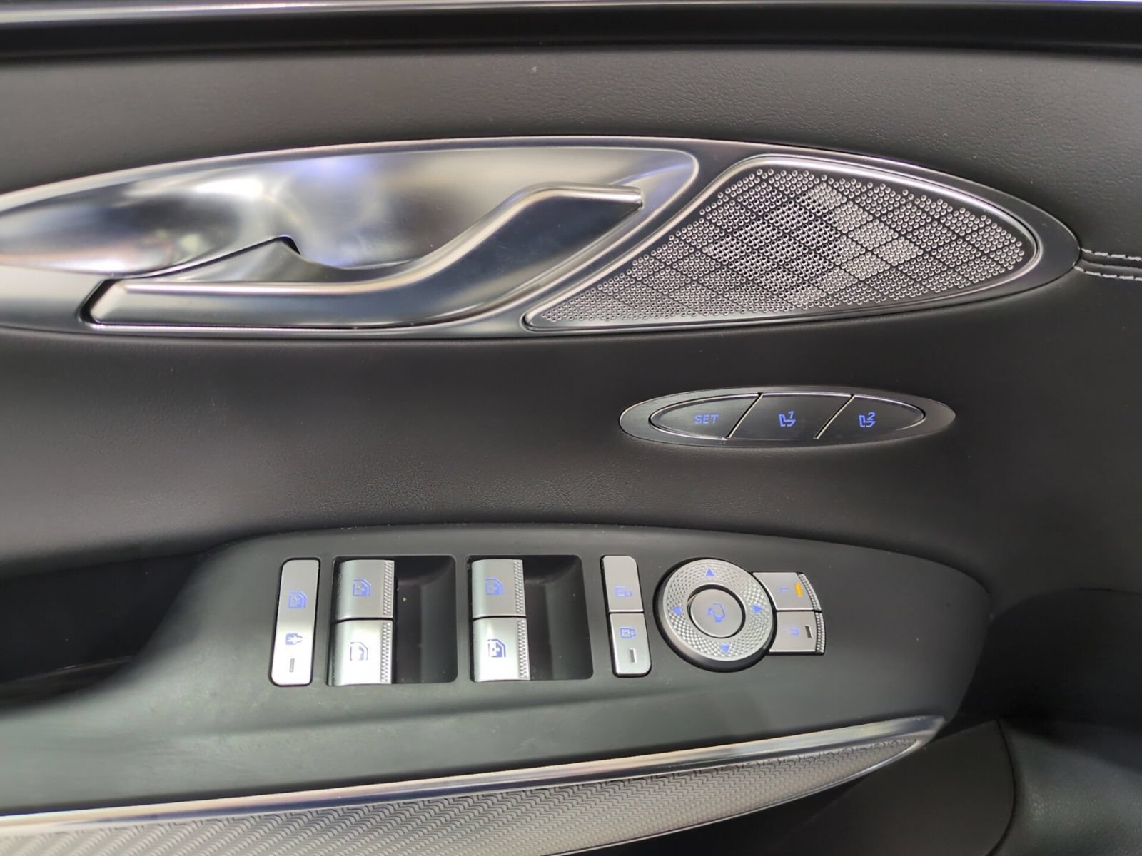 Certified 2025 Genesis GV70 3.5T Sport AWD/4WD image 18