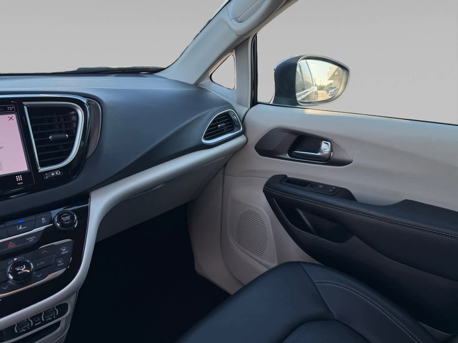 Used 2023 Chrysler Pacifica Touring-L FWD image 21