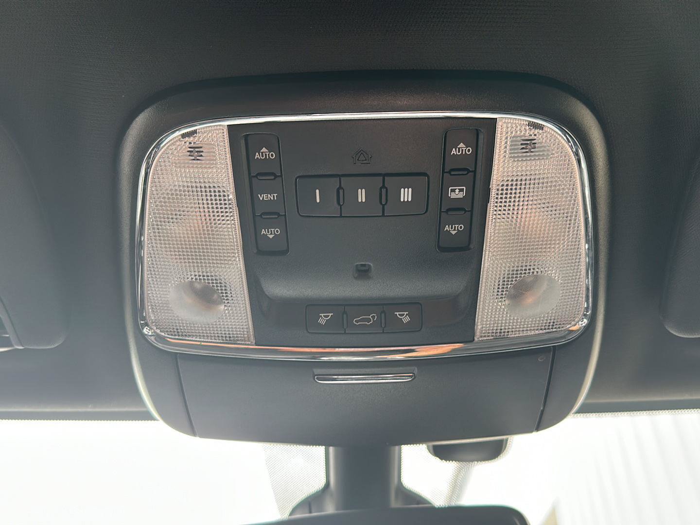 Used 2018 Jeep Grand Cherokee Trailhawk w/ Trailhawk Luxury Group AWD/4WD image 31