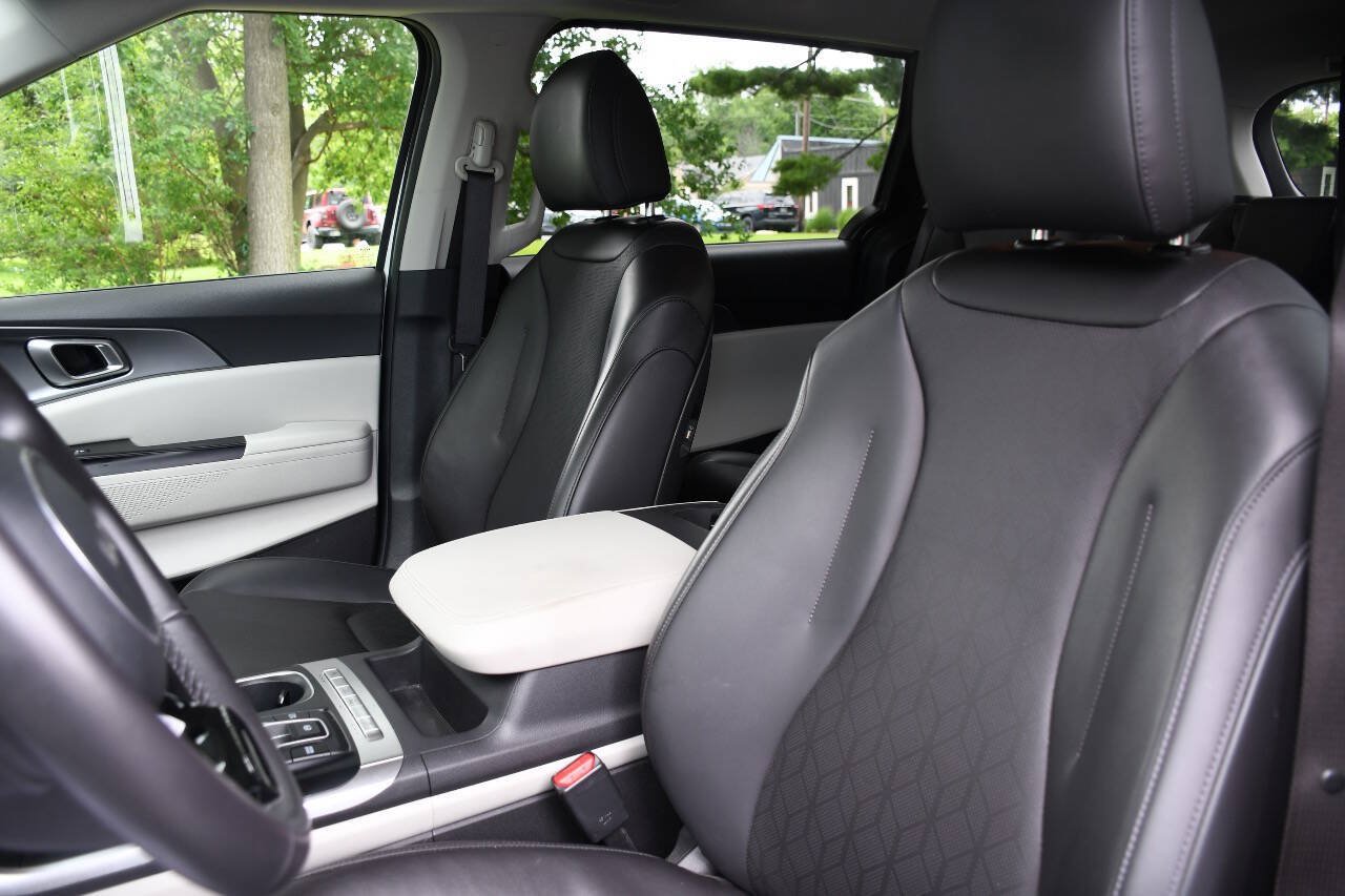 Used 2024 Kia Carnival LX FWD image 11