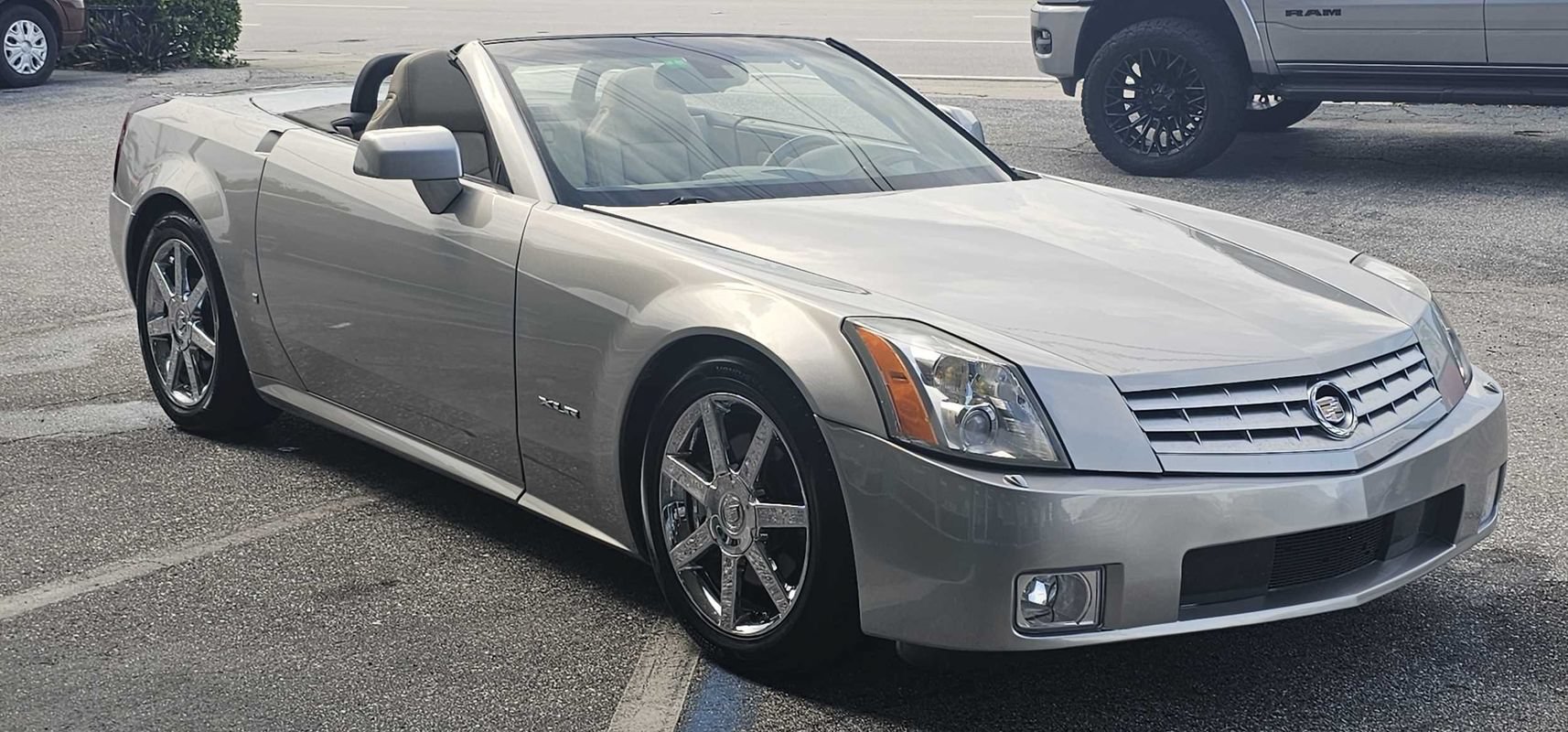 Used 2008 Cadillac XLR RWD image 24