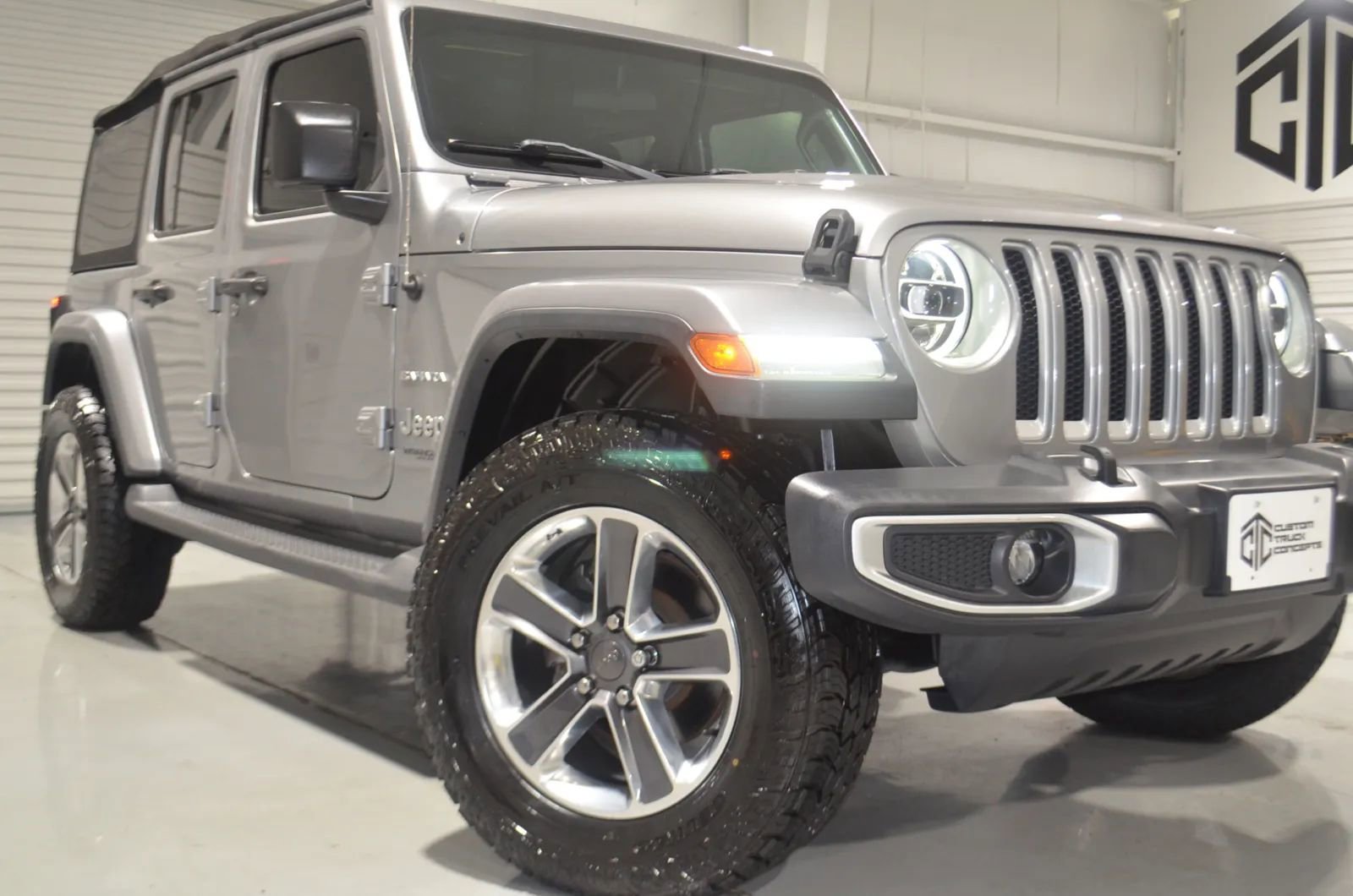 Used 2018 Jeep Wrangler Unlimited Sahara image 3