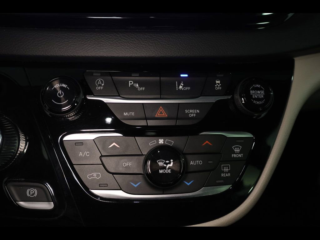 Used 2023 Chrysler Pacifica Touring-L FWD image 25