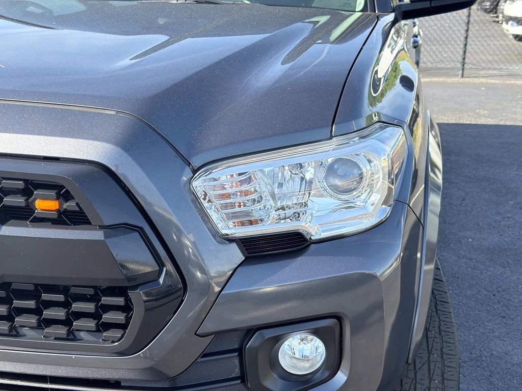 Used 2020 Toyota Tacoma SR5 AWD/4WD image 8