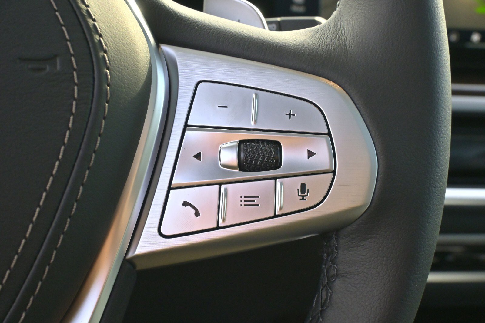 New 2026 BMW X7 xDrive40i w/ Premium Package image 23