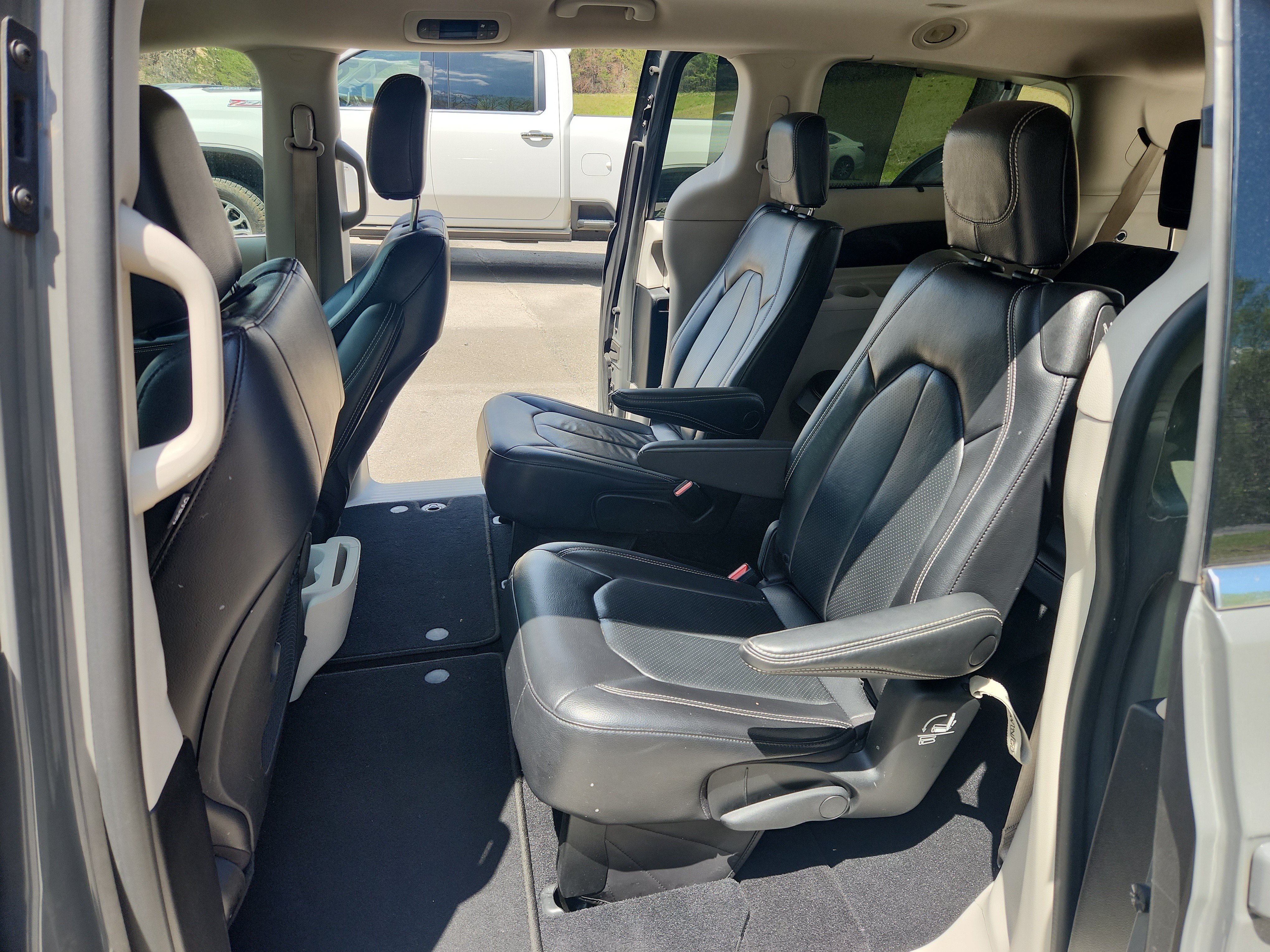 Used 2022 Chrysler Pacifica Touring-L FWD image 22