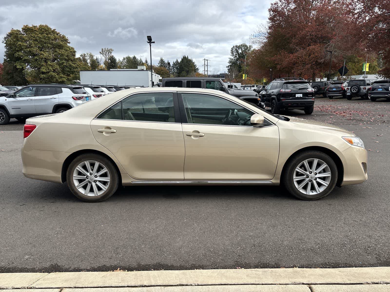 Used 2012 Toyota Camry XLE w/ Leather Pkg FWD image 5