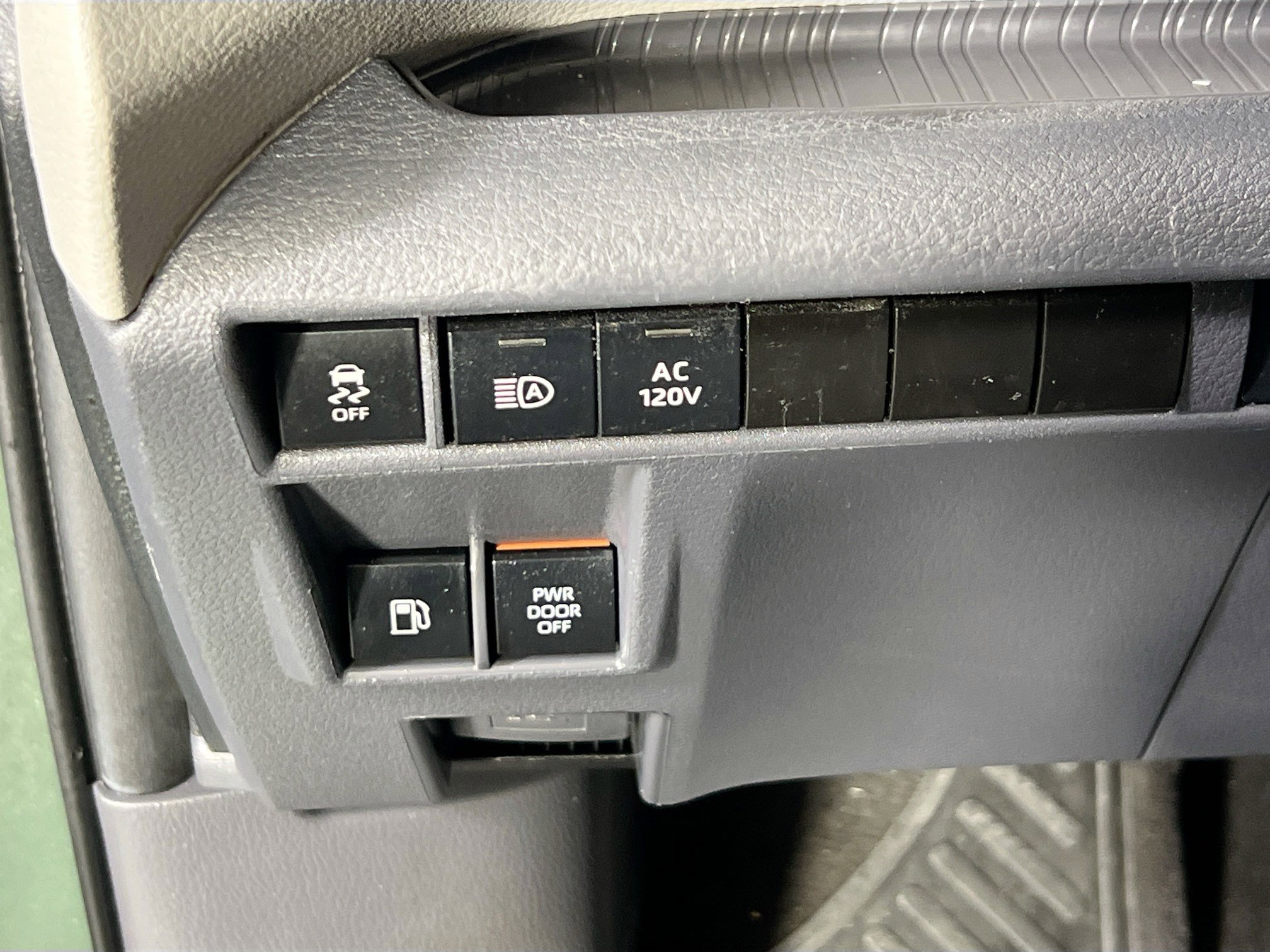 Used 2022 Toyota Sienna Limited image 10