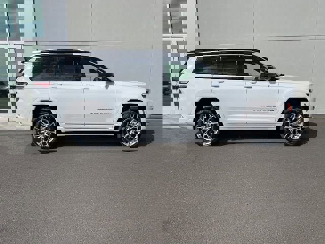 Used 2023 Jeep Grand Cherokee L Summit w/ Rear Seat Video Group I video 2