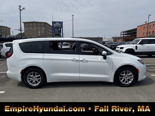 Used 2022 Chrysler Voyager LX image 3