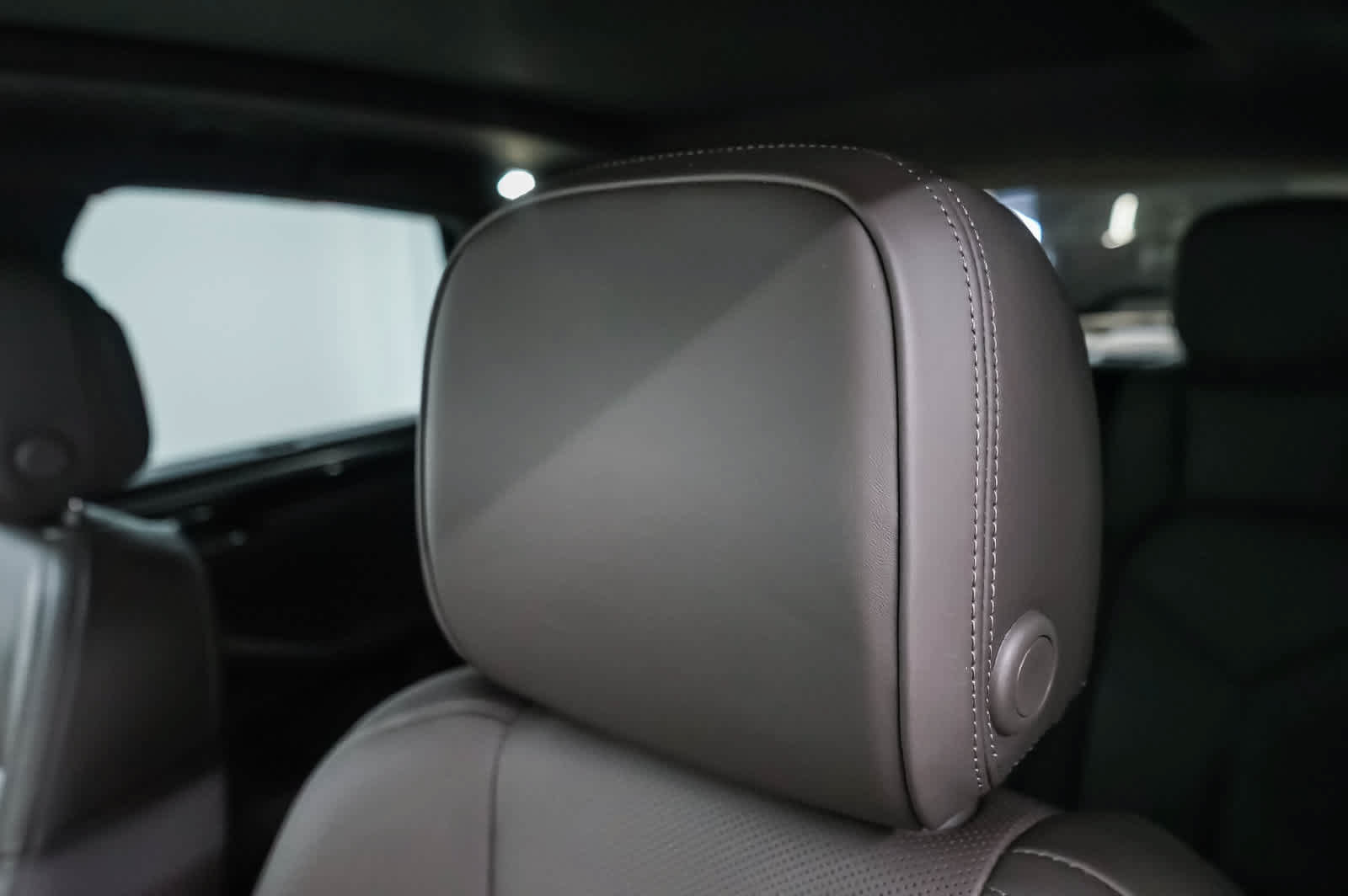 Certified 2024 Porsche Macan AWD/4WD image 31