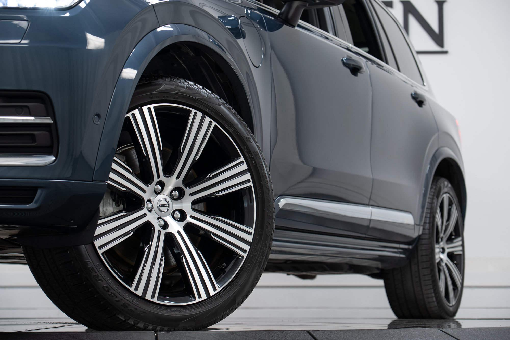Certified 2025 Volvo XC90 T8 Plus w/ Protection Package Premier AWD/4WD image 28