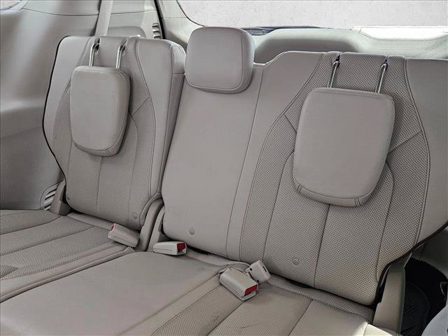 Used 2019 Chrysler Pacifica Limited w/ Tire & Wheel Group FWD image 16