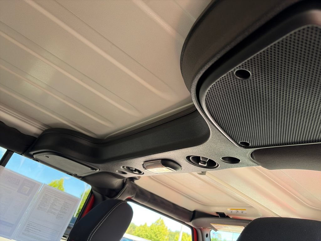 Used 2015 Jeep Wrangler Unlimited Sahara w/ Connectivity Group AWD/4WD image 35