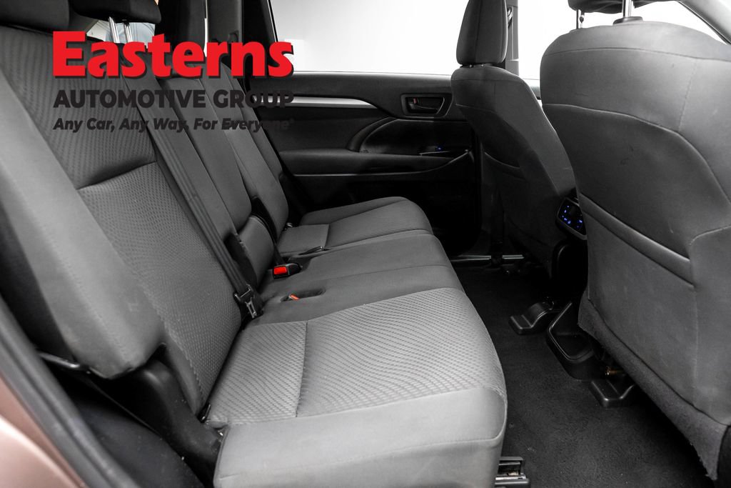 Used 2019 Toyota Highlander LE FWD image 21