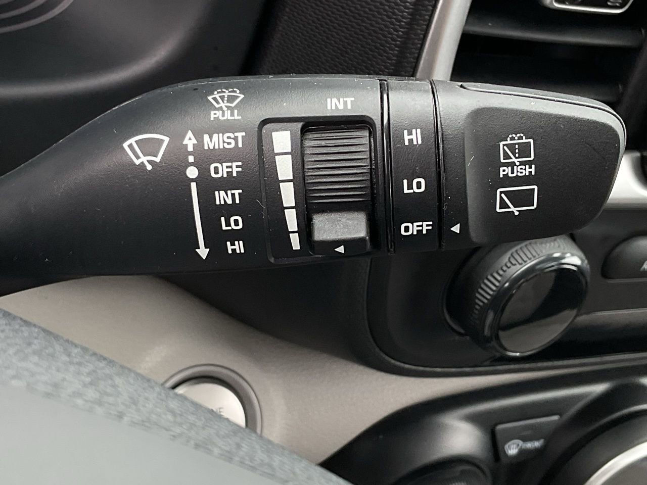 Used 2025 Hyundai Venue SEL FWD image 28