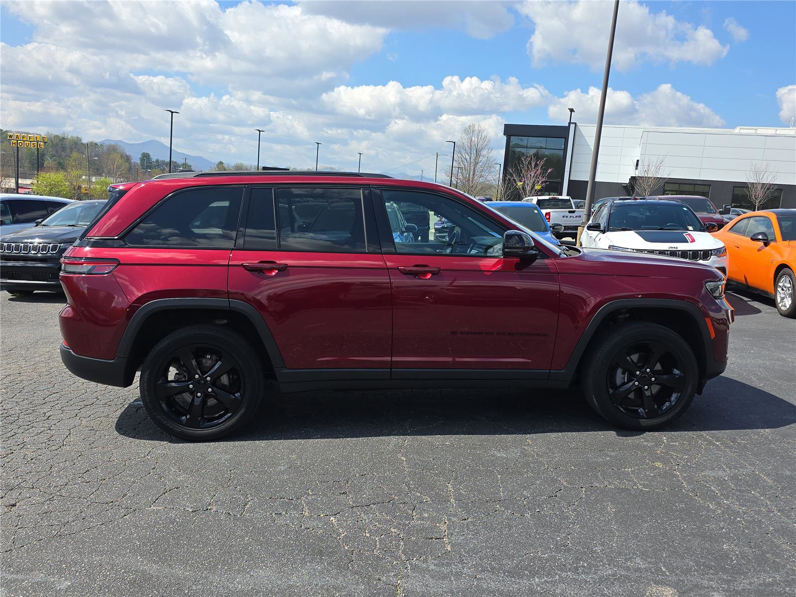 Used 2023 Jeep Grand Cherokee Altitude image 2