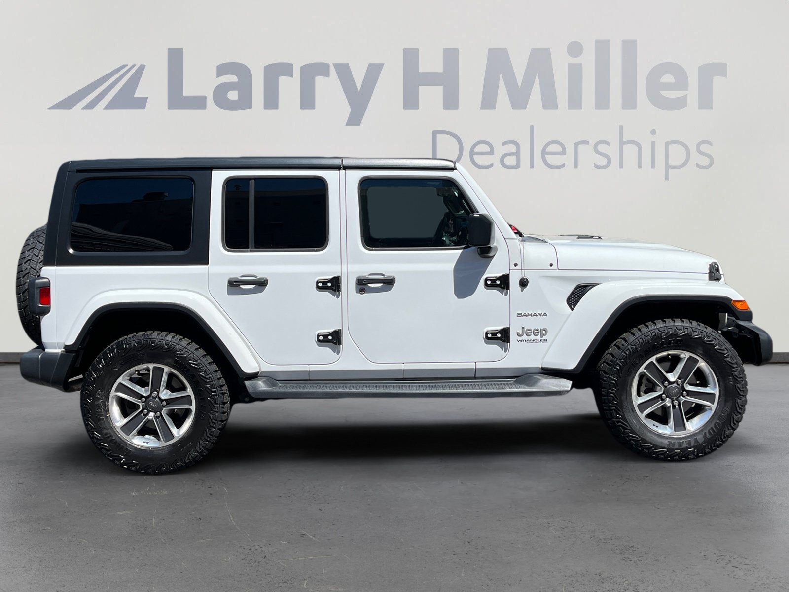 Used 2018 Jeep Wrangler Unlimited Sahara AWD/4WD image 6