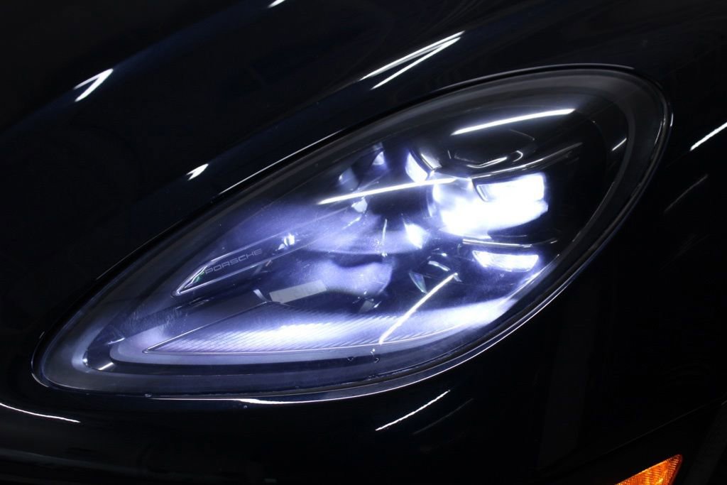 Certified 2022 Porsche Macan S AWD/4WD image 11