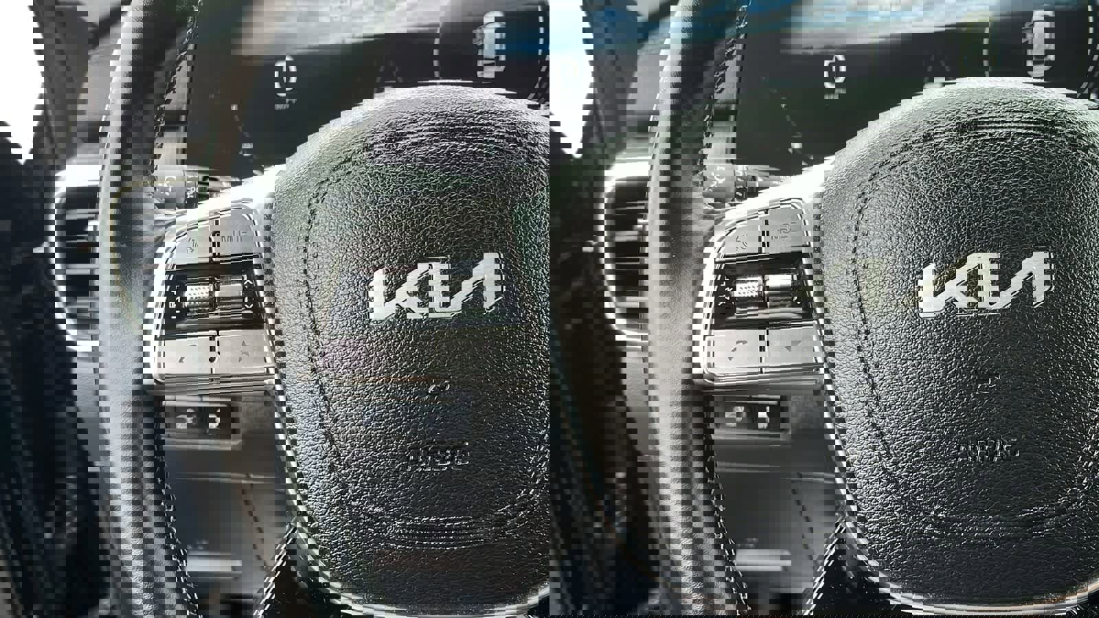 Used 2024 Kia Telluride SX Prestige w/ Towing Package image 13