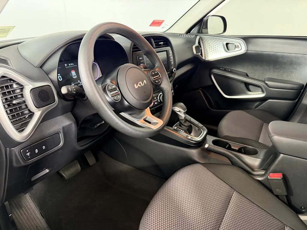 Used 2025 Kia Soul LX w/ LX Technology Package FWD image 14