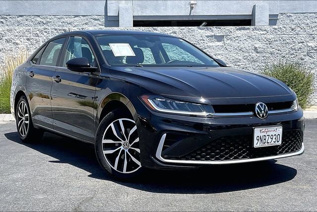 Used 2025 Volkswagen Jetta SE FWD image 12