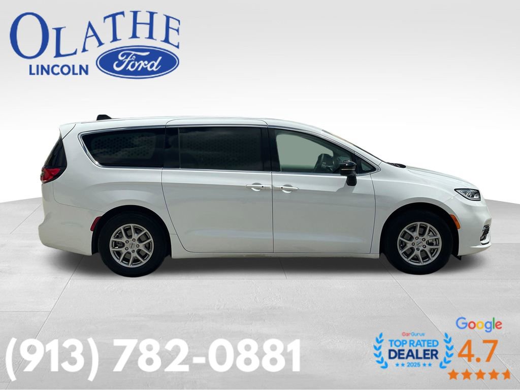 Used 2024 Chrysler Pacifica Touring-L FWD image 6